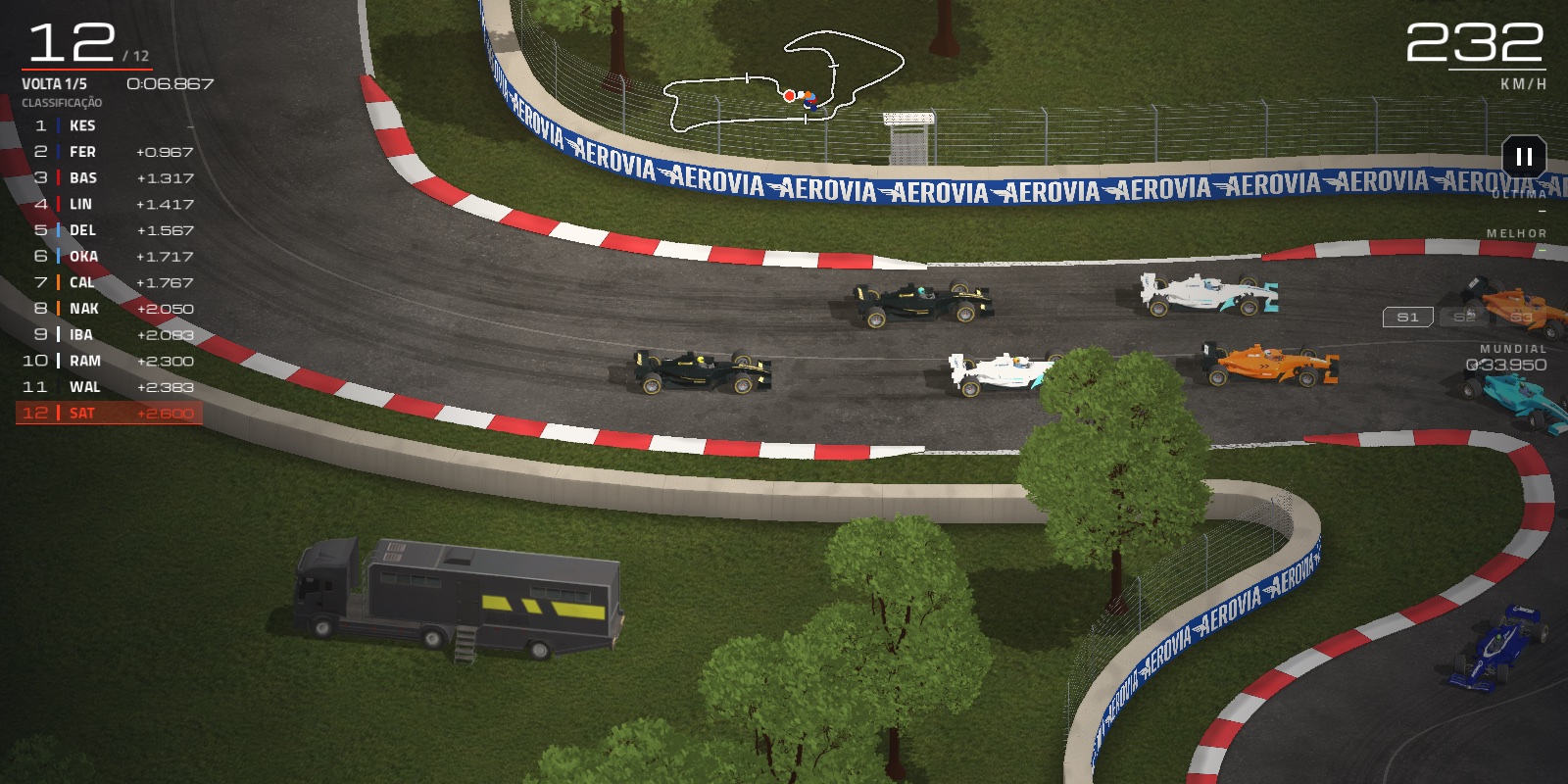 Disputa em Silverstone com doze carros e visão isométrica